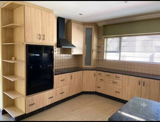 4 BEDROOM HOUSE FOR SALE IN ELDO MEADOWS
